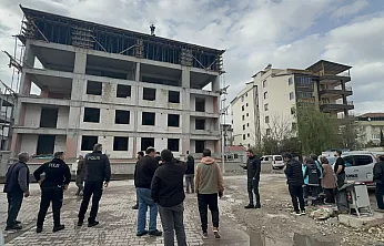Malatya'da İnşaatta Çatıya Çıkan İşçi Güçlükle İkna Edildi!