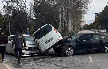 Malatya'da Kampüste 3 Araç Birbirine Girdi, Yaralılar Var!