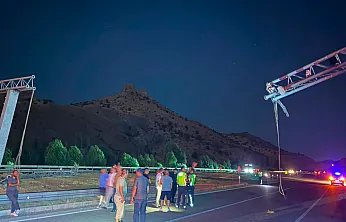 Malatya'da Kamyon MOBESE Direğini Devirdi! Karayolu Trafiğe Kapandı