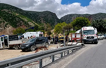 Malatya'da Kamyonet Şantiyeye Daldı! Prefabrik Duvara Çarparak Durabildi