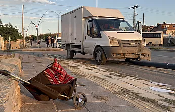 Malatya'da Kamyonet Yayaya Çarptı! Direği Kırıp Kaldırıma Çıktı