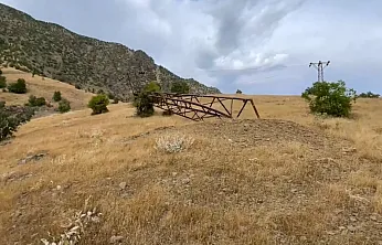 Malatya'da Kar Yağışı Elektrik Direklerini Devirdi! Mezrada Çile Sürüyor