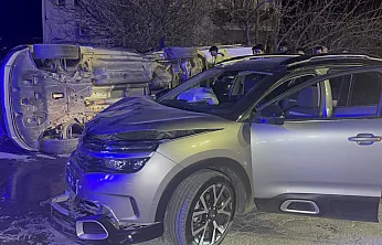 Malatya'da Kavşak Savaş Alanına Döndü! Otomobil Devrildi, Yaralılar Var