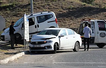 Malatya'da Kavşakta Feci Çarpışma! İki Kişi Yaralandı