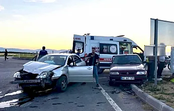 Malatya'da Kavşakta Korkutan Çarpışma! 2 Kişi Hastaneye Kaldırıldı