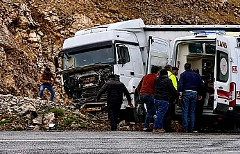 Malatya'da Kontrolden Çıkan Tır Yol Kenarına Savruldu!