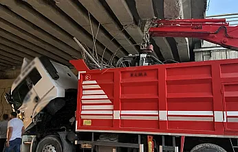 Malatya'da Köprüye Çarpan Kamyon Kazaya Neden Oldu!