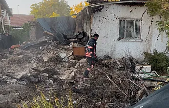 Malatya'da Korkutan Yangın! Ev ve Ekmek Damı Kül Oldu, Müdahaleye Giden İtfaiye Aracı Kaza Yaptı