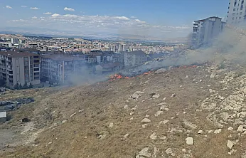 Malatya'da Kuru Ot Yangını Paniği! Mahalle Duman Altında Kaldı