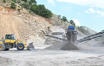 Malatya'da Mobil Konkasör Dönemi! Üç İlçede Yol Malzemesi Sahada Üretiliyor