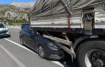 Malatya'da Mucize Kurtuluş! Otomobil TIR'ın Altına Girdi, Sürücü Yara Almadan Çıktı