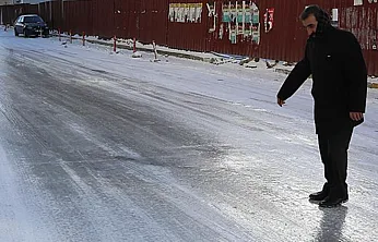 Malatya'da Okul Yolunda Buzlanma Çilesi!
