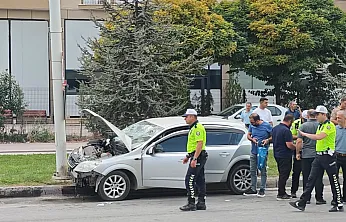 Malatya'da Otomobil Direğe Çarptı! 4 Yaralı