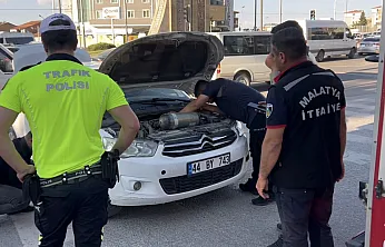 Malatya'da Otomobilde Mahsur Kalan Yavru Kedi Kurtarıldı