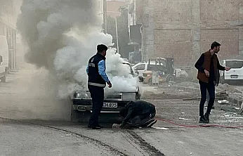 Malatya'da Pazar Yerinde Park Halindeki Araç Alevlere Teslim Oldu