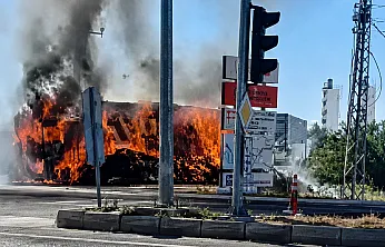 Malatya'da Saman Yüklü Tır Küle Döndü! Patlama Sesleri Paniğe Neden Oldu