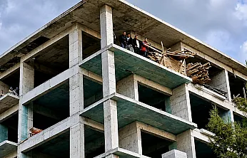 Malatya'da Şantiye Karıştı! İşçiler Çatıya Çıkarak Alacaklarını İstedi