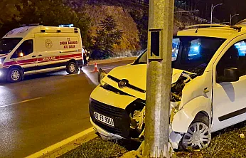 Malatya'da Şiddetli Çarpışma! Aydınlatma Direğine Vuran Araçta 2 Yaralı