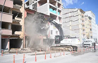 Malatya'da Tehlike Saçan Bina Yıkıldı!