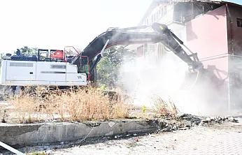 Malatya'da Tehlike Saçan Metruk Bina Yıkıldı!