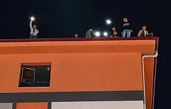 Malatya'da TOKİ Şantiyesinde Bayram Öncesi Maaş Krizi! İşçiler İnşaatın Çatısına Çıktı
