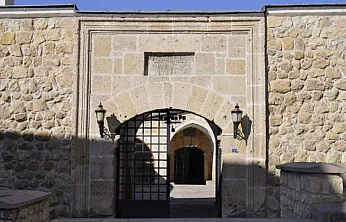 Malatya'da Üç Dilli Kitabesiyle Tarihi Taşhan Zamana Meydan Okuyor!
