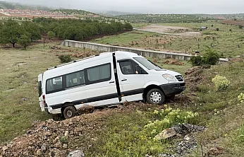 Malatya'da Yağış Kazayı Getirdi! Minibüs Şarampole Devrildi