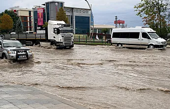 Malatya'da Yağmur Trafiği Olumsuz Etkiledi! Sürücüler Zor Anlar Yaşadı