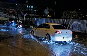 Malatya'da Yolu Su Bastı, Sürücüler İlerlemekte Zorlandı!
