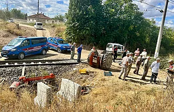Malatya'da Yük Treni Traktöre Çarptı! Sürücü Yaralandı