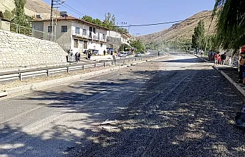 Malatya Darende'de Kum Yüklü Kamyon Devrildi! Cami Ve Evlerde Hasar Oluştu
