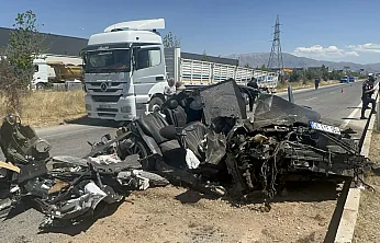 Malatya Havalimanı Yolunda Feci Kaza! Otomobil Tırın Altına Girdi