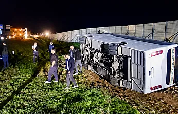 Malatya Kafilesini Taşıyan Otobüs Şarampole Devrildi!