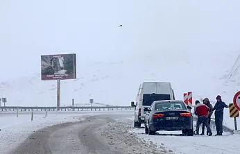 Malatya-Kayseri Yolunda Kar Bariyeri: Tırlar Yolda Kaldı!