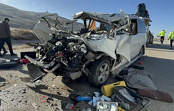 Malatya Kozluca Mevkiinde Minibüs Tıra Çarptı: 3 Ölü