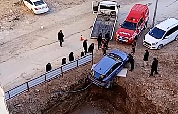 Mimarsinan Caddesi'nde Otomobil Metrelerce Derinlikteki Temelin Ucunda Durdu!