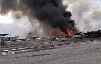 Özsan Sanayi Sitesi Yanında Panik! Karayolları Şefliğinde Ziftler Alev Aldı
