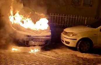 Park Halindeki Araç Alev Topuna Döndü! Malatya'da Korkutan Yangın