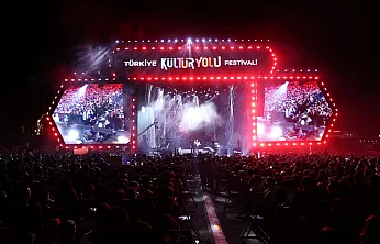 Simge Malatya'da Sahne Aldı! Festival Alanında Unutulmaz Gece