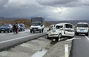 Sivas Malatya Yolunda Kaza: Hafif Ticari Araç Tırın Altına Girdi!