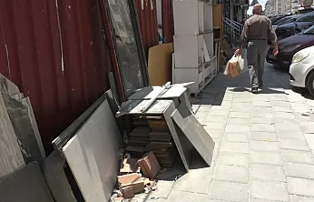 Toz, Çöp ve Bozuk Yol Tepkisi! İsmetpaşa Caddesi Çözüm Bekliyor