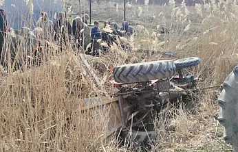 Yazıhan'da Korkutan Kaza: Traktör Kanala Devrildi!