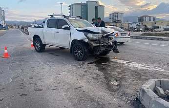 Yeşilyurt'ta Akşam Mesaisi Kazayla Bitti: İki Araç Birbirine Girdi