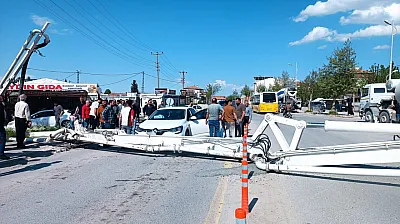 Malatya'da İnşaat Kazası!  50 Metrelik Beton Pompası Caddeye Yıkıldı