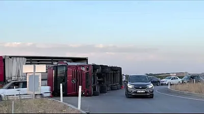 Malatya'da Kayısı Yüklü Tır Devrildi! Yol Kayısılarla Doldu