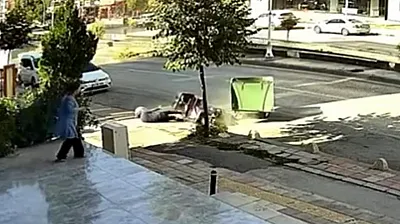 Malatya'da Motosikletliyi Yola Savuran Kaza Kamerada!