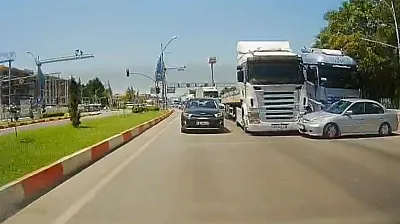 Malatya'da Otomobil Tırın Önünde Sürüklendi, Facia Kıl Payı Atlatıldı!