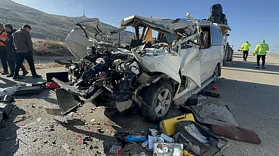 Malatya Kozluca Mevkiinde Minibüs Tıra Çarptı: 3 Ölü