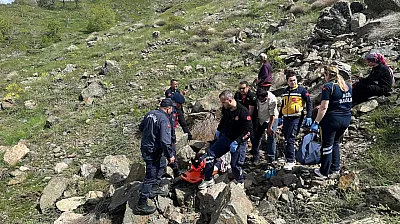 Pütürge'de Kayalıklara Düşen 80 Yaşındaki Kadın İçin Zamanla Yarış!