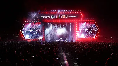 Simge Malatya'da Sahne Aldı! Festival Alanında Unutulmaz Gece